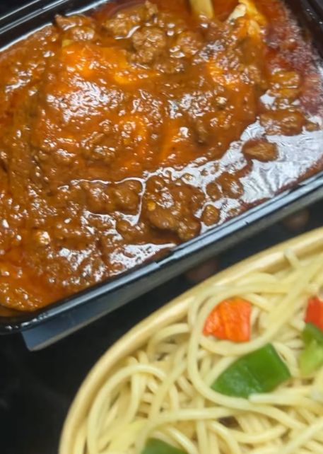 Plain spaghetti/macaroni with turkey stew