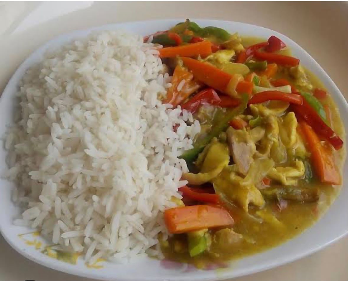 White Rice & Chicken Curry Sauce
